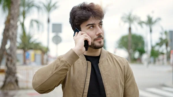 Νεαρός Ισπανόφωνος Μιλάει Στο Smartphone Σοβαρή Έκφραση Στο Δρόμο — Φωτογραφία Αρχείου