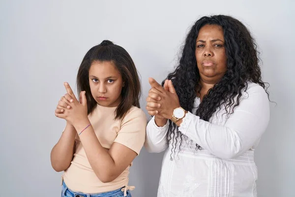 Mutter Und Kleine Tochter Stehen Vor Weißem Hintergrund Und Halten — Stockfoto