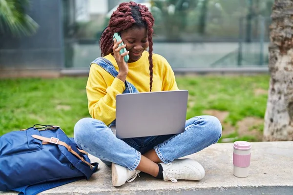 Afroamerikanische Studentin Spricht Mit Laptop Auf Smartphone Campus Park — Stockfoto