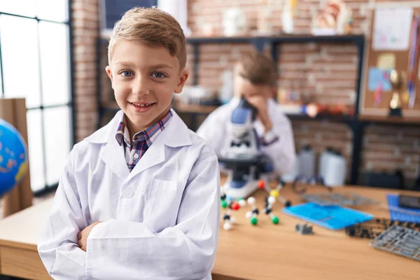 Adoráveis Meninos Estudantes Usando Microscópio Com Braços Cruzados Gesto Sala — Fotografia de Stock
