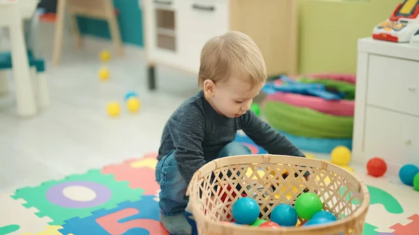 Bedårande Blont Barn Som Leker Med Bollar Sittande Golvet Dagis — Stockfoto