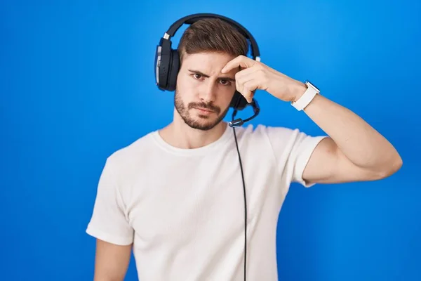 Een Spaanse Man Met Een Baard Die Luistert Naar Muziek — Stockfoto