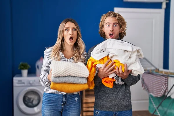 Casal Jovem Fazendo Lavanderia Com Medo Chocado Com Surpresa Expressão — Fotografia de Stock