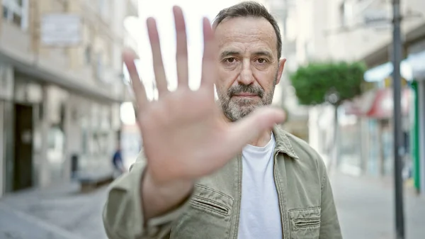 Mężczyzna Średnim Wieku Robi Gest Stop Ręki Ulicy — Zdjęcie stockowe