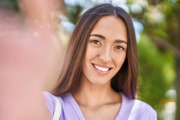 Joven Hermosa Mujer Hispana Sonriendo Confiada Haciendo Selfie Por Cámara —  Fotos de Stock