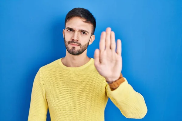 Hispanic Man Standing Blue Background Doing Stop Sing Palm Hand — Stock fotografie