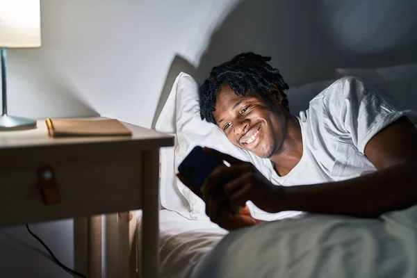 Африканский Американец Помощью Смартфона Лежит Кровати Спальне — стоковое фото