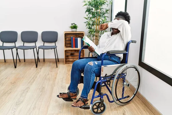 Bekleme Odasında Tekerlekli Sandalyede Oturan Genç Siyahi Kadın Mutlu Bir — Stok fotoğraf