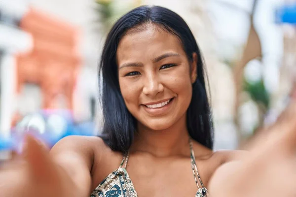 Joven Hermosa Latina Sonriendo Confiada Haciendo Selfie Por Cámara Calle —  Fotos de Stock