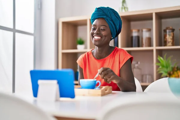 Young African American Woman Having Breakfast Watching Video Touchpad Home — Stock Photo, Image