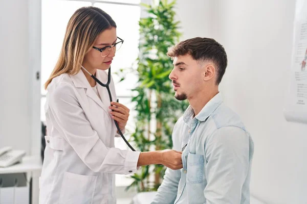 Young Man Woman Doctor Patient Auscultating Heart Clinic — Stock Photo, Image