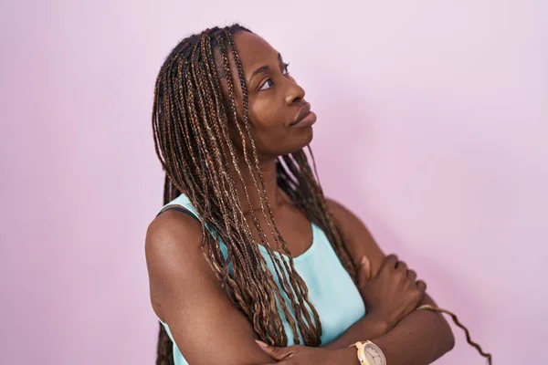 Femme Afro Américaine Debout Sur Fond Rose Regardant Sur Côté — Photo
