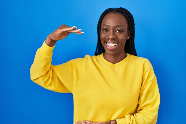 Mooie Zwarte Vrouw Staan Blauwe Achtergrond Gebaren Met Handen Tonen — Stockfoto
