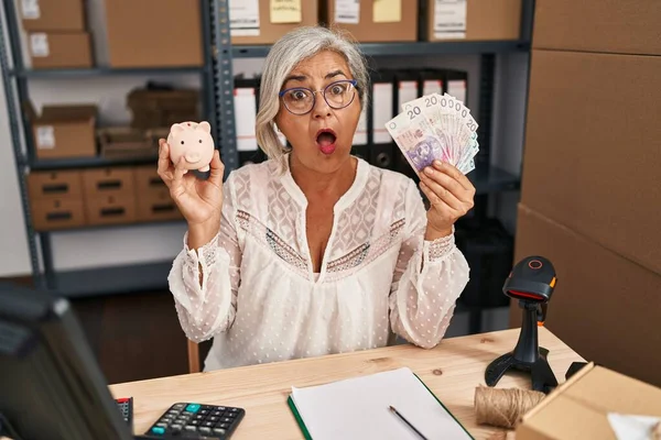 Kobieta Średnim Wieku Siwymi Włosami Pracująca Małym Biznesie Trzymająca Skarbonkę — Zdjęcie stockowe