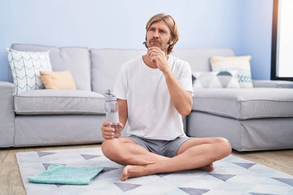 Beyaz Bıyıklı Bir Adam Oturma Odasında Dinleniyor Ciddi Bir Yüz — Stok fotoğraf
