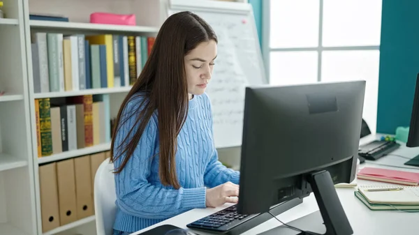Młody Kaukaski Kobieta Student Pomocą Komputer Studia Biblioteka Uniwersytet — Zdjęcie stockowe