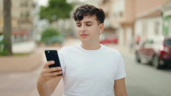 Non Binary Man Using Smartphone Relaxed Expression Park — Photo