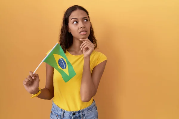 Jeune Femme Hispanique Tenant Drapeau Brésilien Pensant Inquiet Une Question — Photo