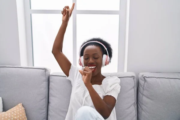 Mujer Afroamericana Escuchando Música Cantando Casa —  Fotos de Stock