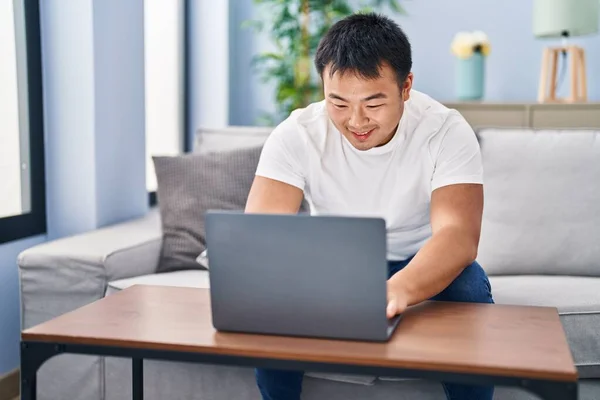 Jonge Chinese Man Met Laptop Zittend Bank Thuis — Stockfoto