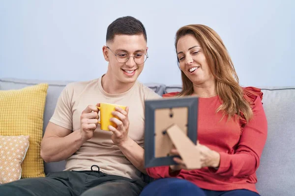 Man Woman Mother Son Drinking Coffee Looking Photo Home — 스톡 사진