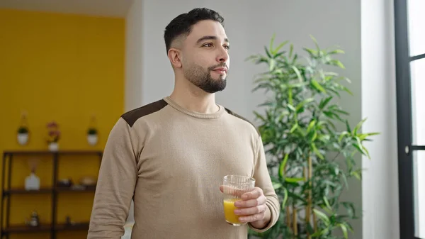 Jonge Arabier Man Met Glas Sinaasappelsap Thuis — Stockfoto