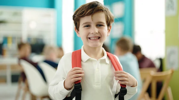 Αξιολάτρευτο Καυκάσιο Αγόρι Φοιτητής Χαμογελά Αυτοπεποίθηση Στέκεται Στην Τάξη — Φωτογραφία Αρχείου