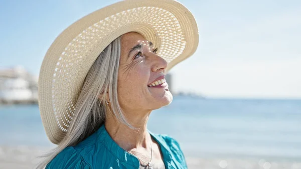 Mujer Turista Pelo Gris Mediana Edad Sonriendo Confiada Pie Playa —  Fotos de Stock