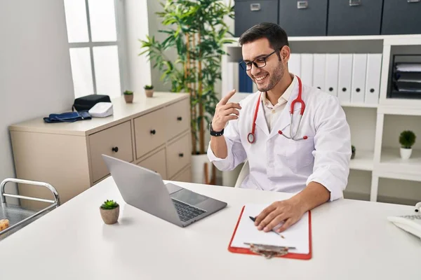 Jovem Médico Hispânico Com Barba Fazendo Consulta Line Clínica Sorrindo — Fotografia de Stock