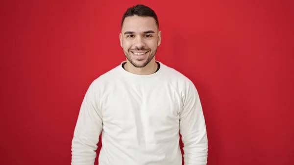 Jonge Latino Man Glimlachen Zelfverzekerd Staande Geïsoleerde Rode Achtergrond — Stockfoto