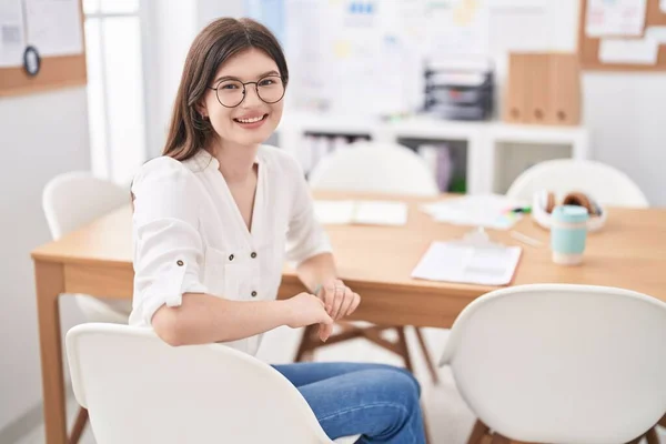 Mujer Joven Caucásica Trabajadora Negocios Sonriendo Confiada Sentada Mesa Oficina —  Fotos de Stock