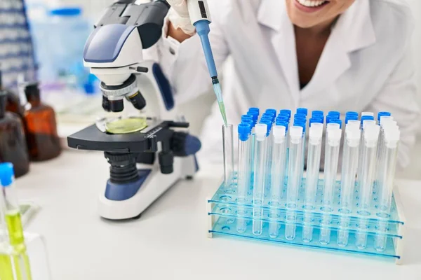 아름다운 과학자 실험실의 시험관에 확신을 가지고 액체를 웃음을 있습니다 — 스톡 사진