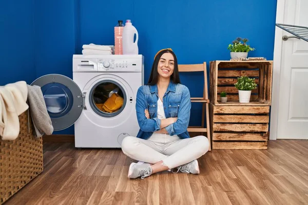 Mulher Hispânica Lavando Roupa Sentada Chão Rosto Feliz Sorrindo Com — Fotografia de Stock