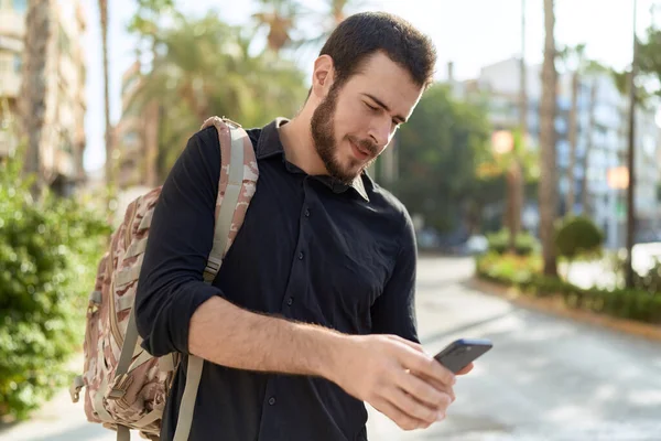 Jonge Spaanse Man Met Smartphone Rugzak Straat — Stockfoto