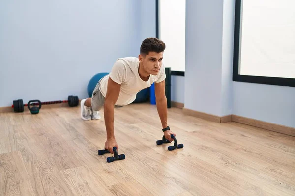 Young Hispanic Man Training Push Sport Center — Foto Stock