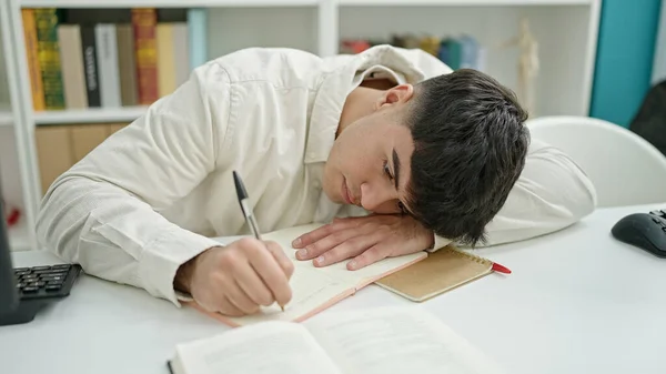 Młody Latynoski Student Piszący Notatki Zmęczony Uniwersytecie Bibliotecznym — Zdjęcie stockowe