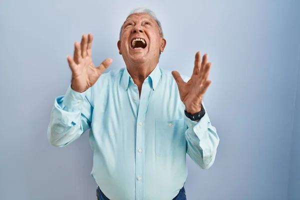 Uomo Anziano Con Capelli Grigi Piedi Sfondo Blu Pazzo Pazzo — Foto Stock