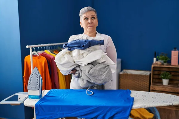 Femme Âge Moyen Repassage Vêtements Maison Souriant Regardant Vers Côté — Photo