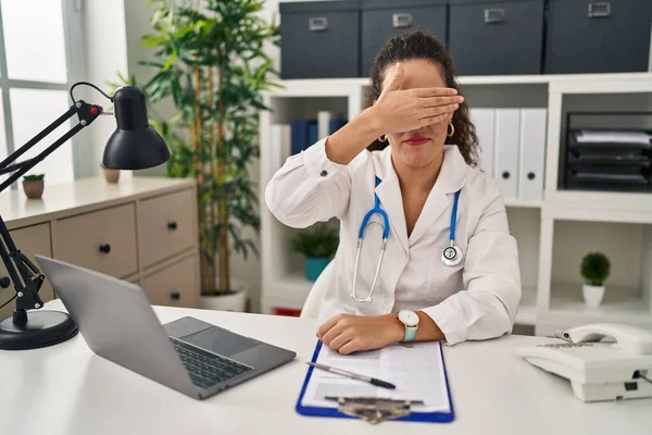Young Hispanic Woman Wearing Doctor Uniform Stethoscope Covering Eyes Hand — Stock Photo, Image