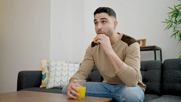 Jonge Arabier Man Die Thuis Bank Zit Ontbijten — Stockfoto