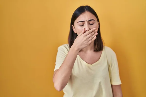 Spaanse Meisje Draagt Casual Shirt Gele Achtergrond Verveeld Geeuwen Moe — Stockfoto