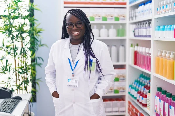 Afroamerikansk Kvinna Farmaceut Ler Säker Stående Apotek — Stockfoto