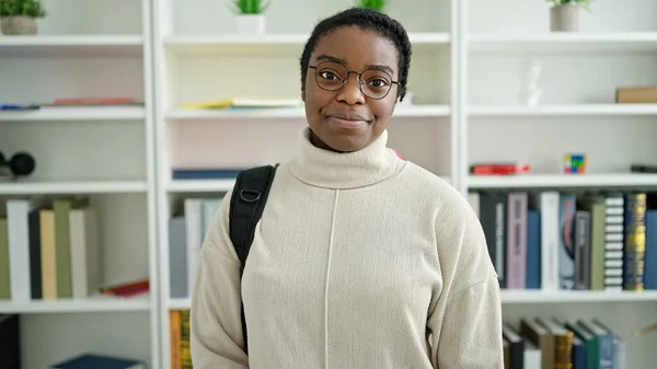 Afrikai Amerikai Diák Mosolygós Magabiztos Viselő Hátizsák Könyvtár Egyetemen — Stock Fotó
