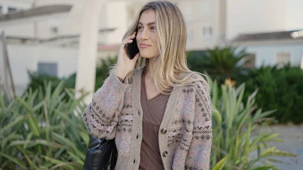 Ung Blond Kvinna Ler Säker Talar Smartphone Parken — Stockfoto