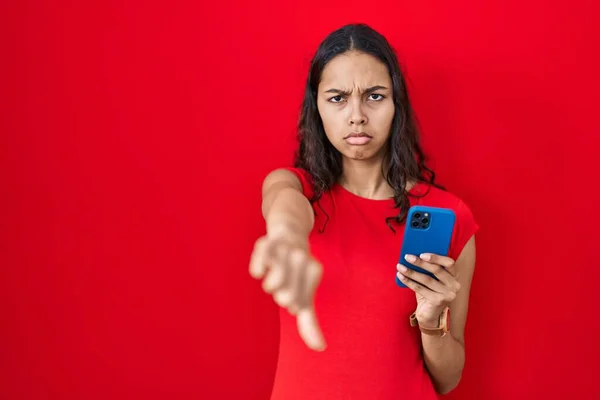 Fiatal Brazil Okostelefont Használ Piros Háttérrel Boldogtalannak Dühösnek Tűnik Elutasítást — Stock Fotó