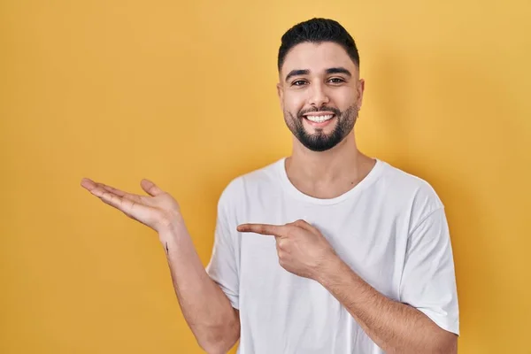 Jonge Knappe Man Draagt Casual Shirt Gele Achtergrond Verbaasd Glimlachend — Stockfoto