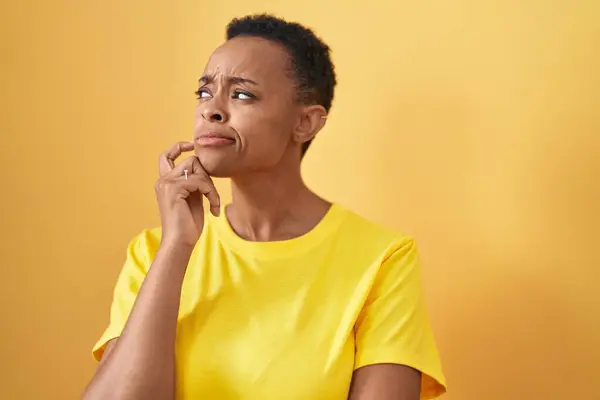 Afrikaans Amerikaanse Vrouw Staan Met Twijfel Uitdrukking Geïsoleerde Gele Achtergrond — Stockfoto