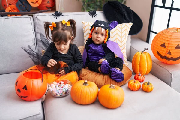 Förtjusande Pojke Och Flicka Som Har Halloween Fest Med Godis — Stockfoto
