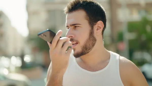 Jovem Hispânico Homem Falando Smartphone Com Expressão Relaxada Rua — Fotografia de Stock