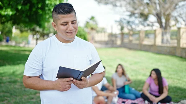 Ομάδα Φοιτητών Απαγγέλλοντας Βιβλίο Στέκεται Στο Πάρκο — Φωτογραφία Αρχείου